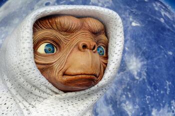 E.T. sigue llamando a casa