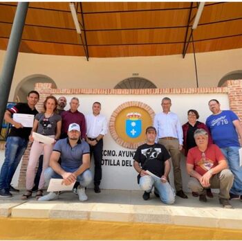 Diez personas rehabilitan la plaza de toros de Motilla