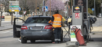 La gasolina 95, a dos euros en ocho de cada diez gasolineras