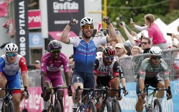 Cavendish agranda su leyenda en el Giro