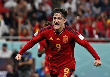 España pasa el rodillo en su debut