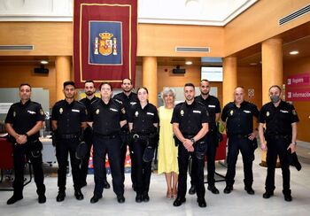 La subdelegada del Gobierno recibe a seis nuevos policías