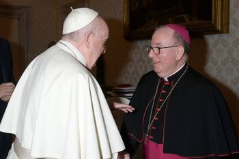 El obispo pone su cargo a disposición del Papa