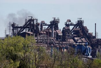 Al menos 100 civiles resisten en la planta de Azovstal