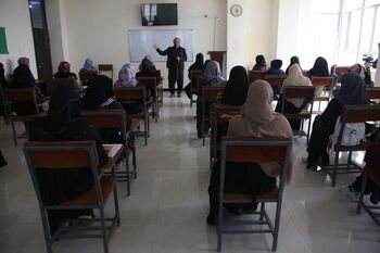 Los talibanes vetan el acceso a la universidad a las mujeres