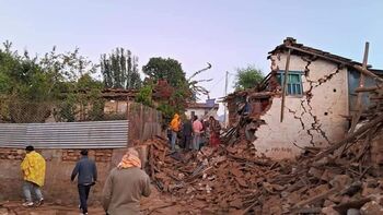 Un terremoto deja al menos 157 muertos en Nepal