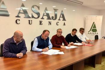 Asaja y los sindicatos firman el convenio colectivo del campo