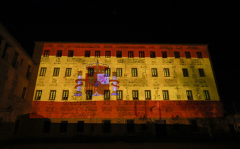 Las Cortes proyectan la bandera de España en su fachada
