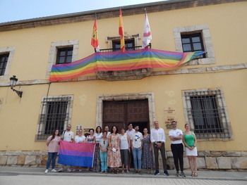 El Ayuntamiento conmemora por primera vez el orgullo LGTBI