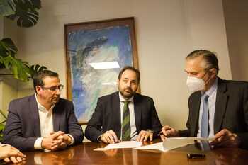 Núñez firma ante notario tres promesas en materia de Sanidad