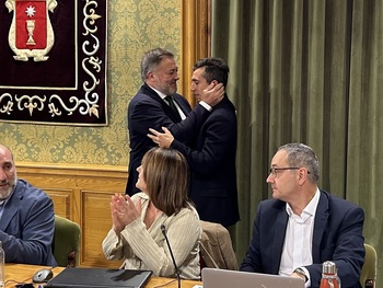 Mario Fernández formaliza su renuncia al acta de concejal