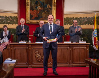 Roberto Úrbez, recibe la medalla de honor de la RANME