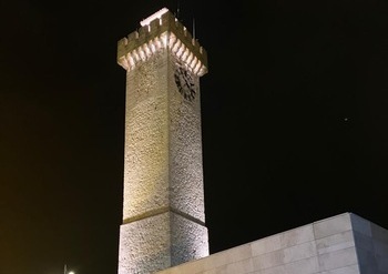 PP y PSOE se miden por la iluminación de la Torre de Mangana