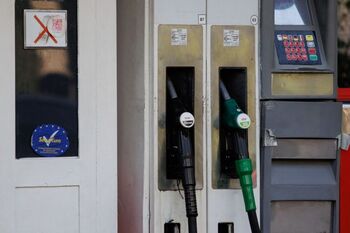 La gasolina marca su precio mínimo anual en pleno puente