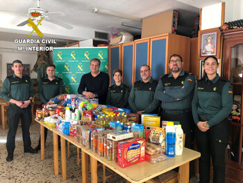 La Guardia Civil realiza una donación de productos infantiles