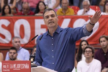Sánchez anuncia una bajada del IRPF para la compra de eléctricos