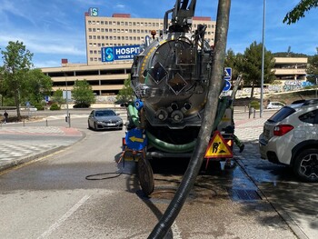 En ejecución la limpieza de la red de saneamiento de Cuenca