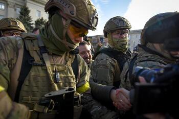 Zelenski visita la línea de frente de Donetsk