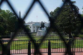 Un camión se estrella contra las vallas de la Casa Blanca