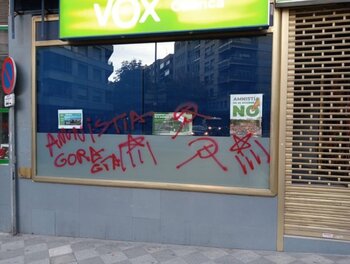 Vandalizan la sede de Vox con pintadas a favor de la amnistía