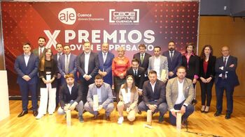 Ángel Minaya recibe el premio Joven Empresario de AJE