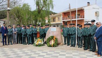 Valverde rinde homenaje a la Guardia Civil con un monumento