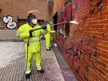 Inicia la limpieza de grafitis en fachadas privadas del centro