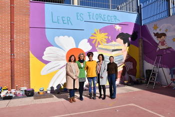Cristina Domínguez realiza un mural en el CEIP Hermanos Valdés