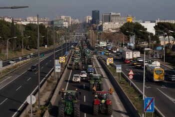 Miles de tractores llegan a Barcelona