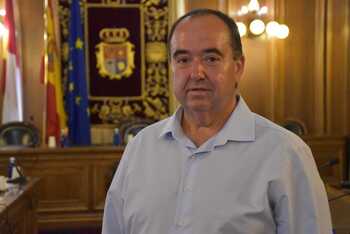 El alcalde de Carboneras denuncia retrasos en el autobús