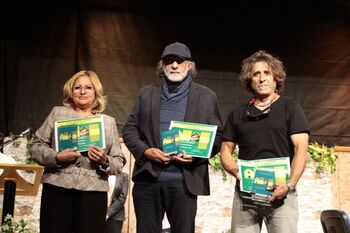 Iniesta entrega sus premios literarios