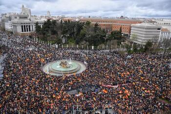 Miles de personas piden la dimisión de Pedro Sánchez