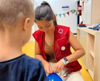 Cruz Roja Cuenca apoya a 196 niños hospitalizados en 2023