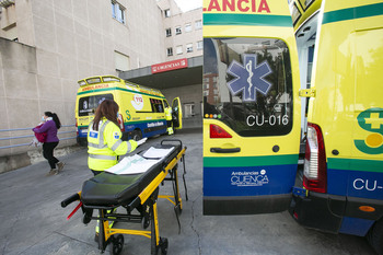 Dos trabajadores heridos al caer de un andamio en Cuenca