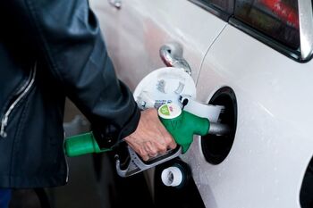 La gasolina suma su undécima alza en España