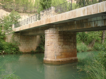 Un bello rincón al amparo del Puente de los Descalzos