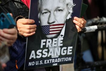 Londres aplaza la extradición de Julian Assange