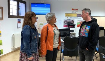 Mari Luz Fernández visita la oficina del SEPE en Cañete