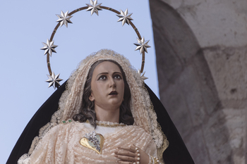 El Resucitado presenta la diadema procesional de la Virgen