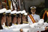 Felipe VI entrega en la Escuela Naval...